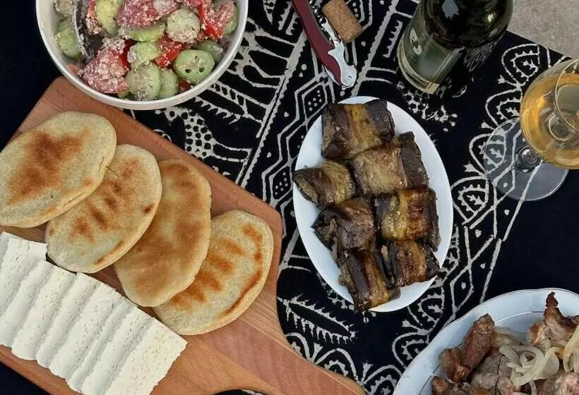 تختخواب و صبحانه Zaali S Wine Cellar