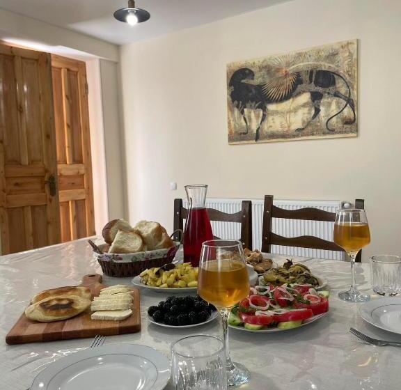 تختخواب و صبحانه Zaali S Wine Cellar