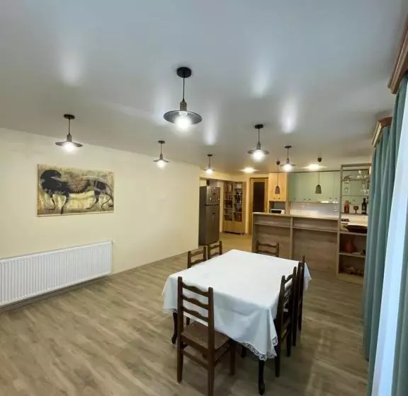 تختخواب و صبحانه Zaali S Wine Cellar