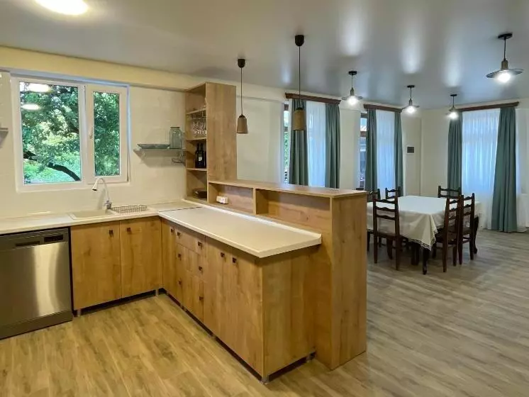 تختخواب و صبحانه Zaali S Wine Cellar