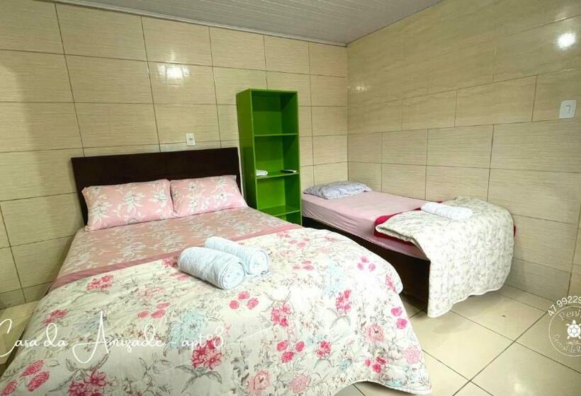 הוסטל Casa Da Amizade Pousada, 200 Mt Do Beto Carrero