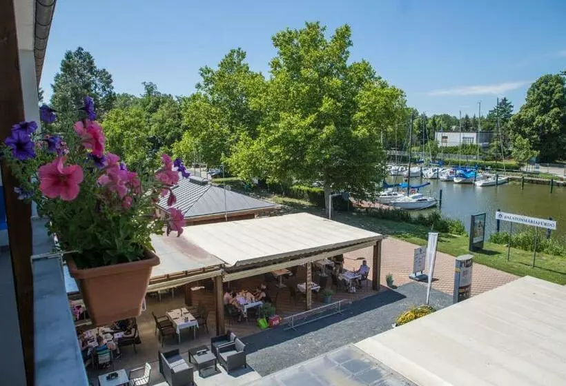 تختخواب و صبحانه Port étterem&panzió