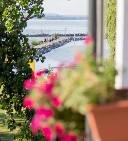 تختخواب و صبحانه Port étterem&panzió