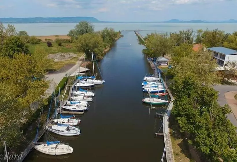 تختخواب و صبحانه Port étterem&panzió