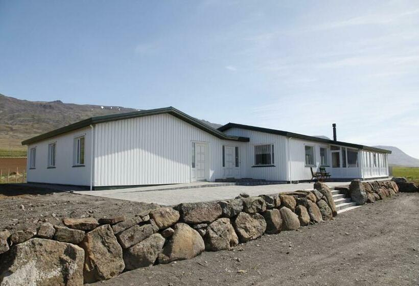 هتل Hofsstadir Farmhouse