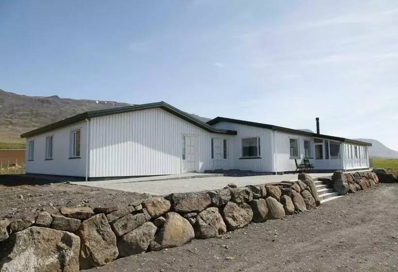 هتل Hofsstadir Farmhouse