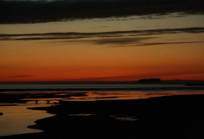 هتل Hofsstadir Farmhouse