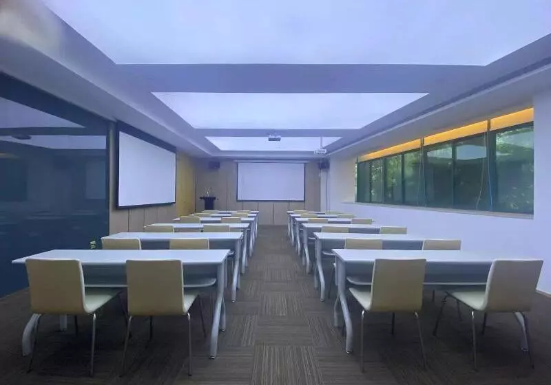 Vienna Hotel - Shanghai Nternational Cruise Terminal Branch