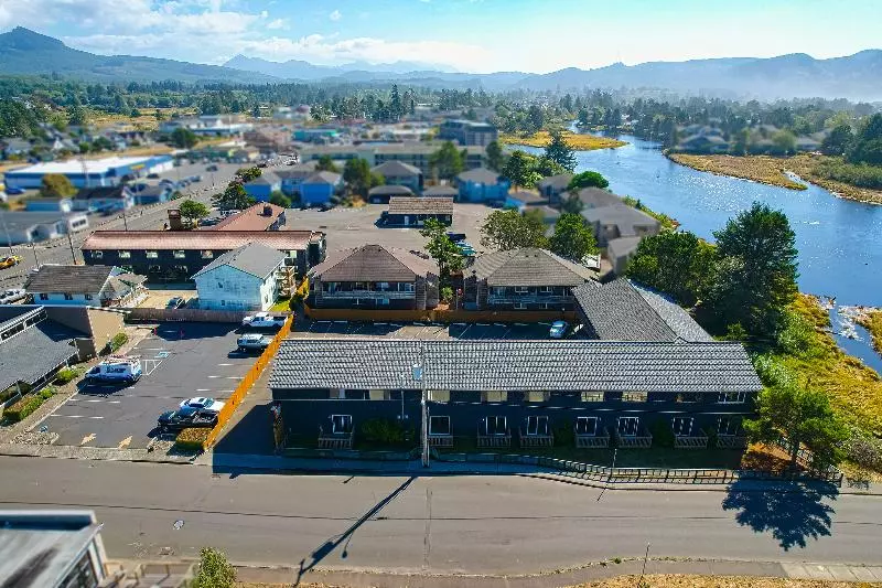 호텔 Coast River Inn