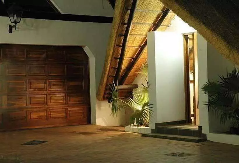 پانسیون Coral Tree Inn