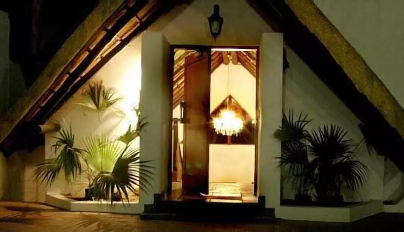 پانسیون Coral Tree Inn