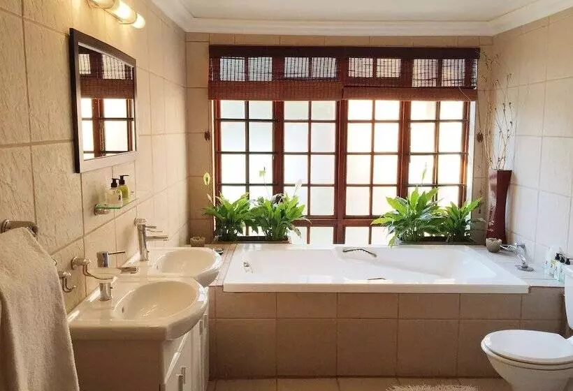 پانسیون Coral Tree Inn