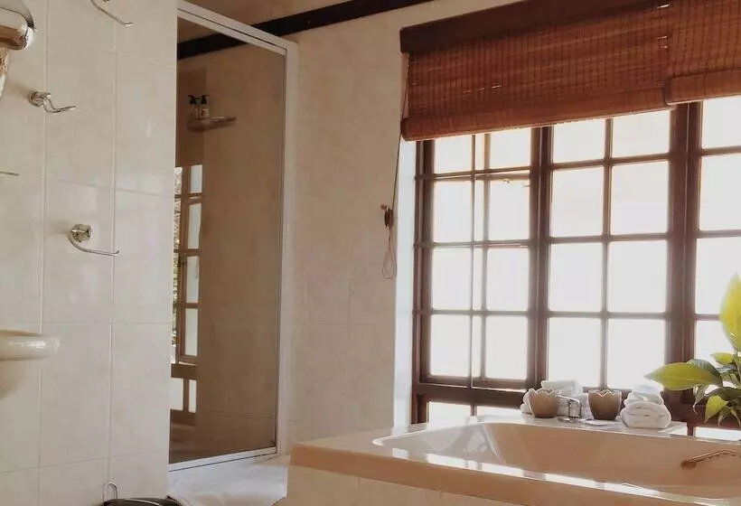 پانسیون Coral Tree Inn