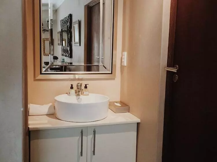 پانسیون Coral Tree Inn