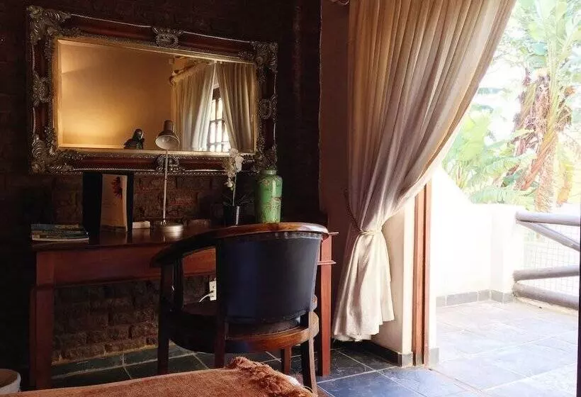 پانسیون Coral Tree Inn