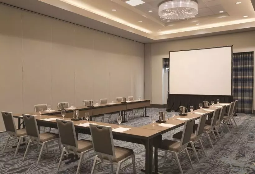 호텔 Embassy Suites By Hilton The Woodlands At Hughes Landing