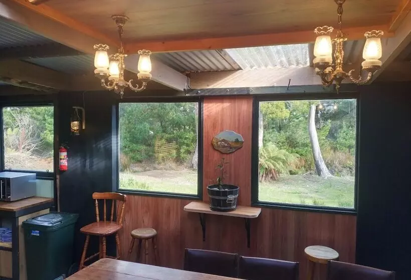 Отель Glamping At Zeehan Bush Camp