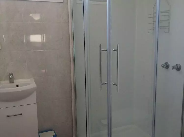 Отель Glamping At Zeehan Bush Camp