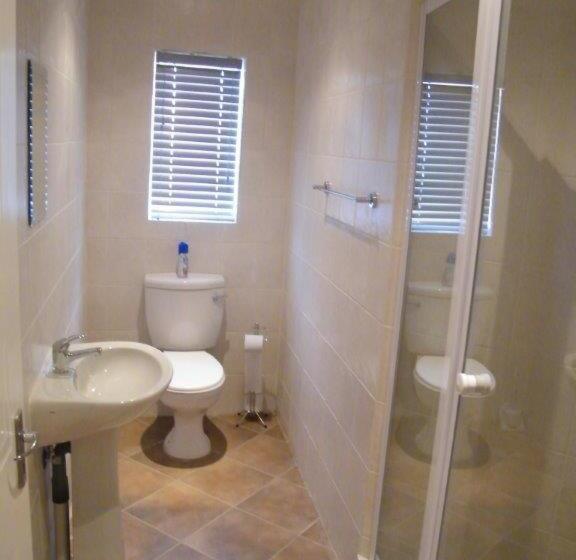 פנסיון Airport Lodge Guest House