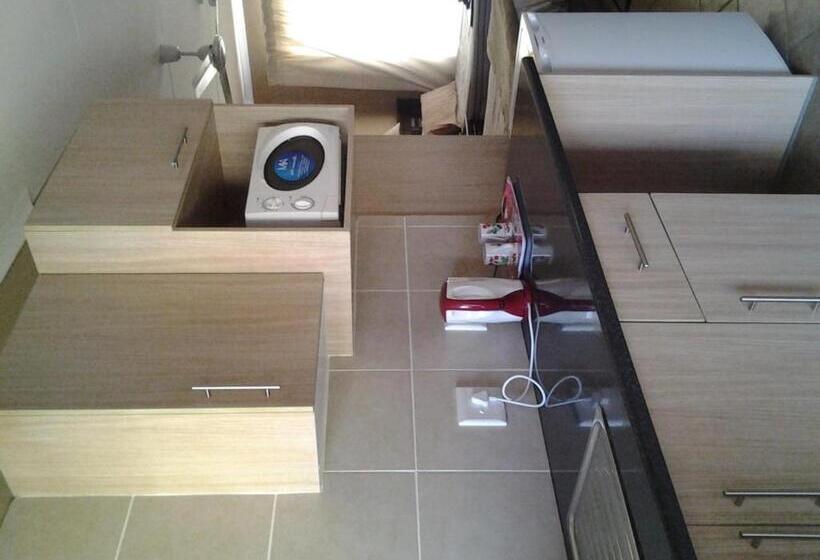 פנסיון Airport Lodge Guest House