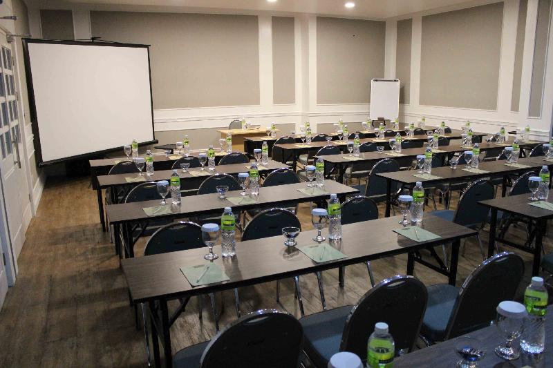 Отель Maxone Signature Glodok Jakarta