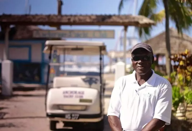 هتل Anchorage Yacht Club