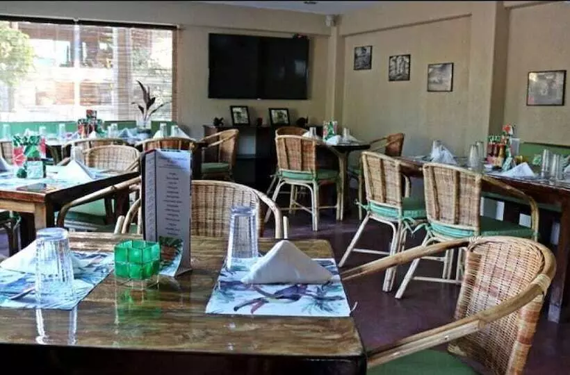 פנסיון Hibiscus Garden Resort