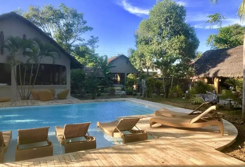 פנסיון Hibiscus Garden Resort