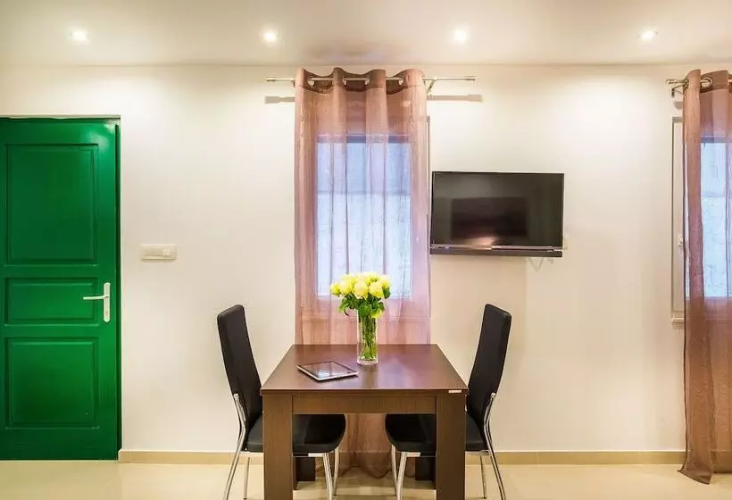 Split Oasis Apartments