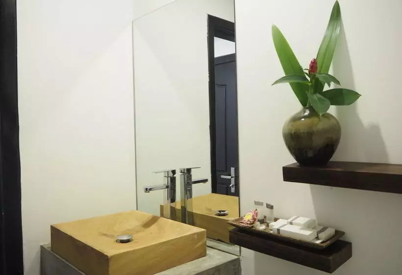 هتل Manjula Villa