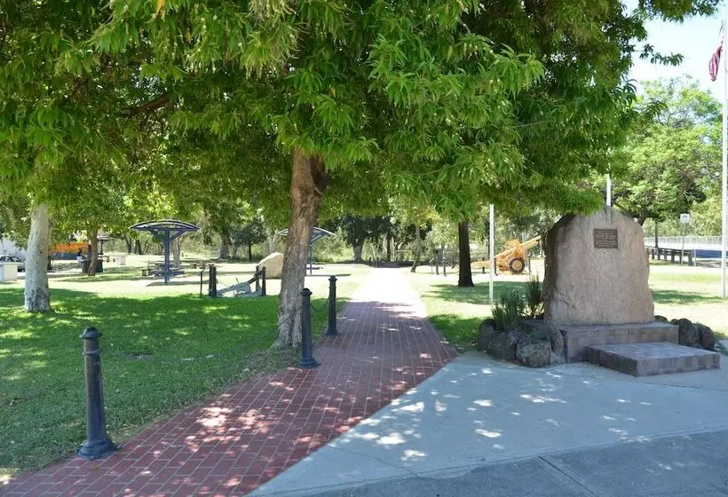 فندق على الطريق Alexander Motor Inn