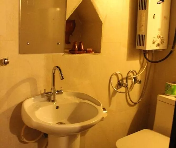 پانسیون Hira Guest House