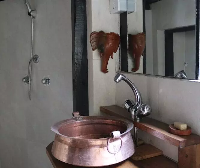 پانسیون Hira Guest House