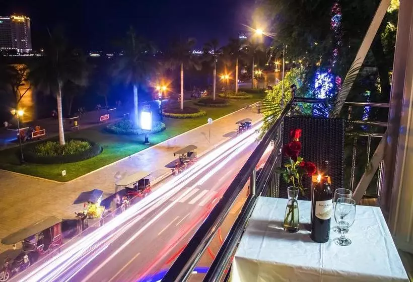 فندق Adore Riverside