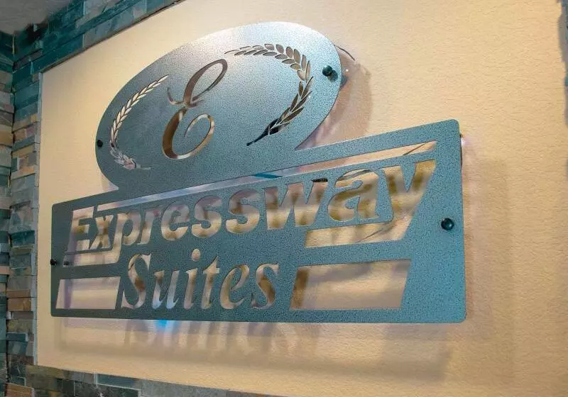 فندق Grand Forks Lodge And Suites