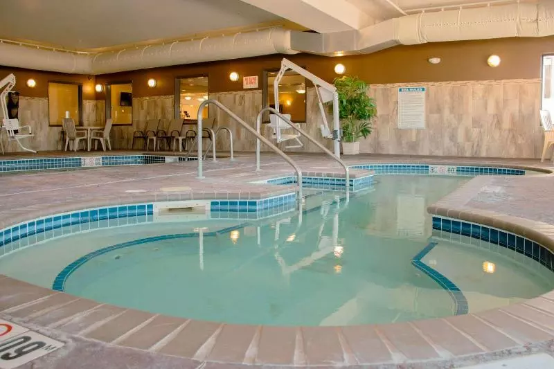 فندق Grand Forks Lodge And Suites