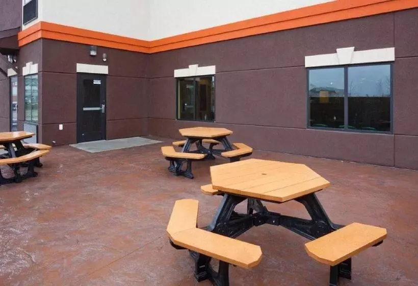 فندق Grand Forks Lodge And Suites