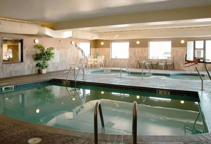 فندق Grand Forks Lodge And Suites