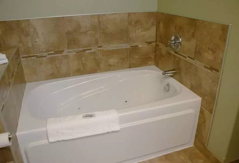 فندق Grand Forks Lodge And Suites