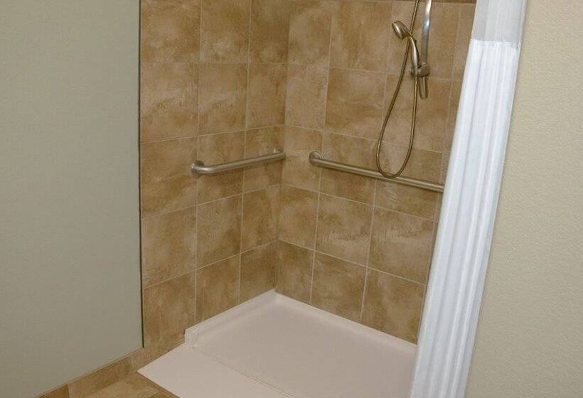 فندق Grand Forks Lodge And Suites