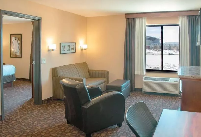 فندق Grand Forks Lodge And Suites