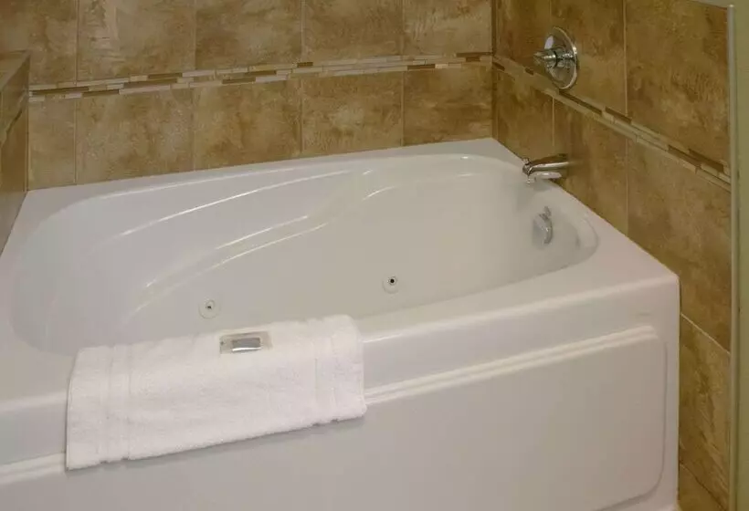 فندق Grand Forks Lodge And Suites