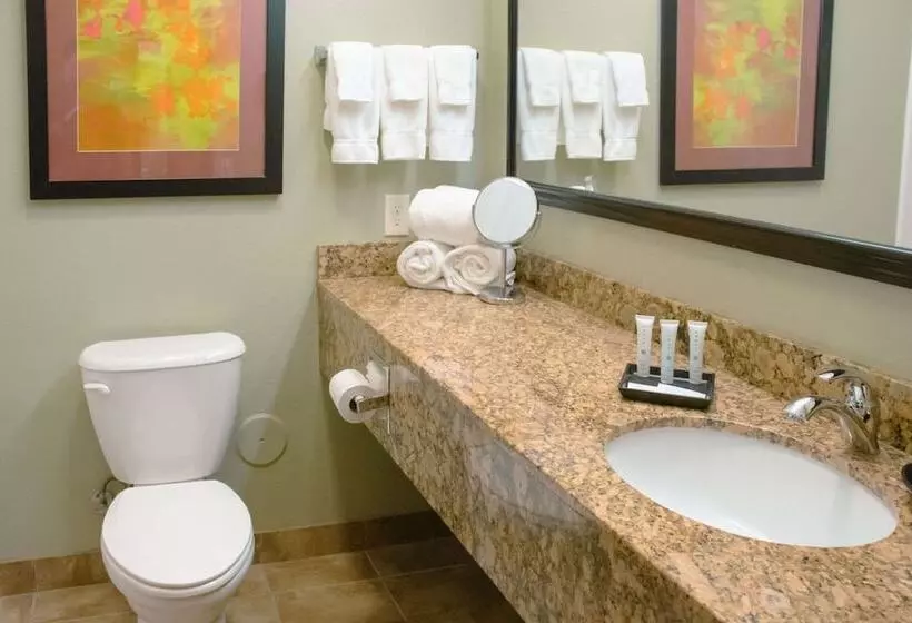 فندق Grand Forks Lodge And Suites