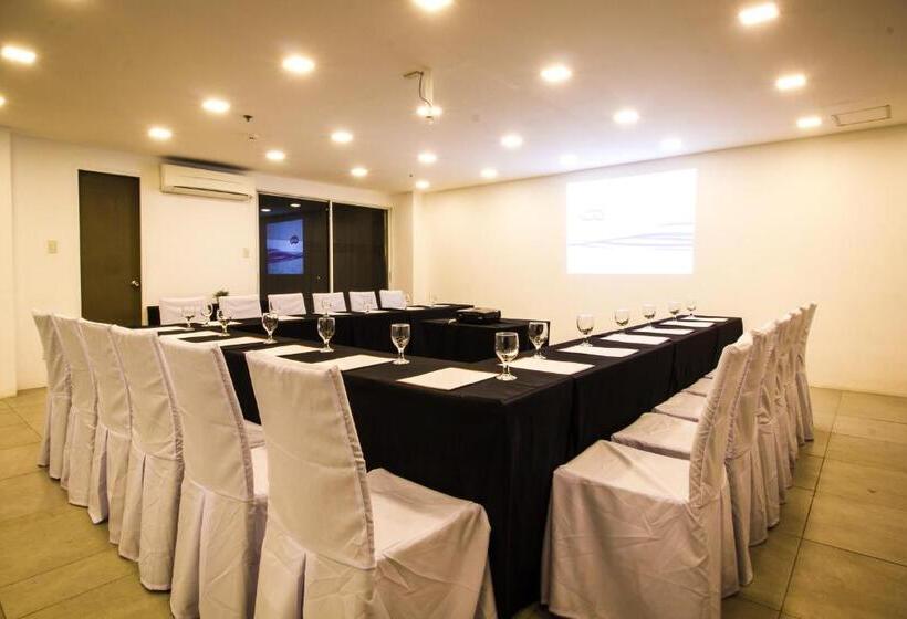 Jade Hotel And Suites