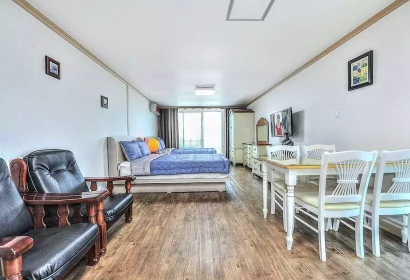 Sokcho Esher House Pension