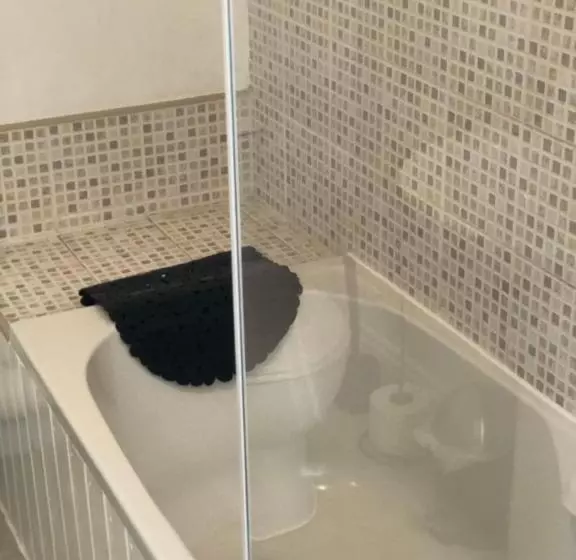 تختخواب و صبحانه Admiral Guest House