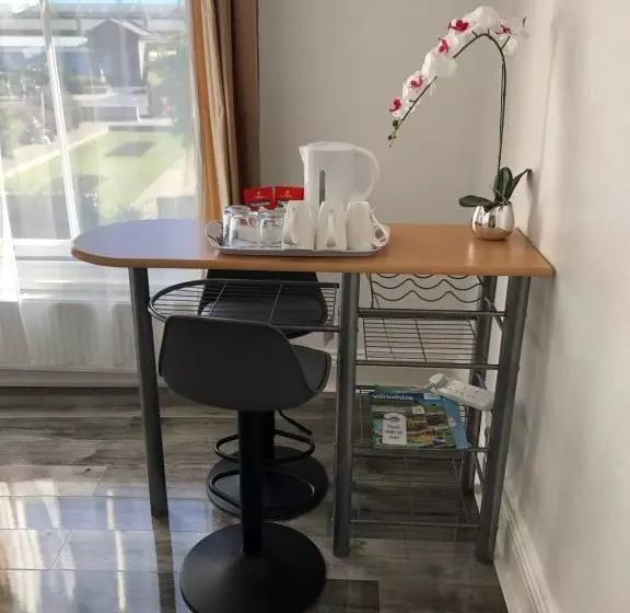 تختخواب و صبحانه Admiral Guest House