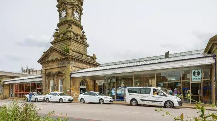 تختخواب و صبحانه Admiral Guest House