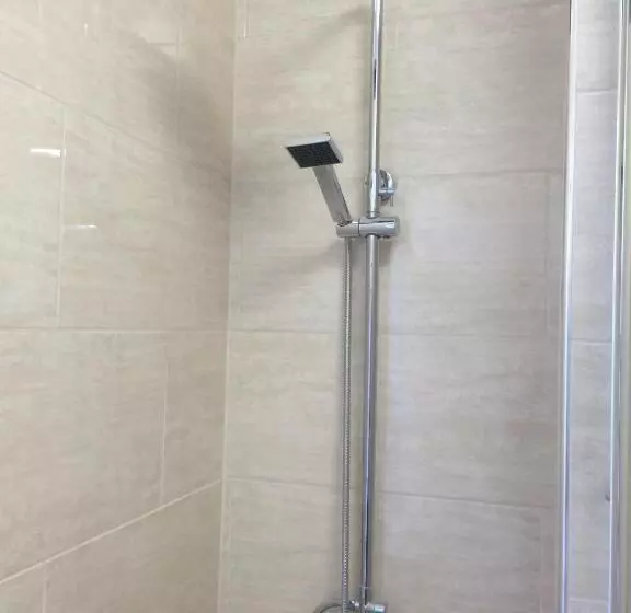 تختخواب و صبحانه Admiral Guest House