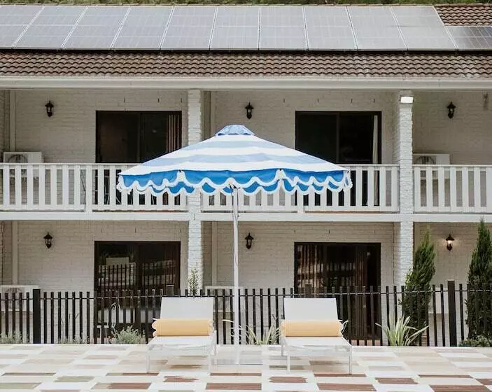 Отель The Lodge Jamberoo